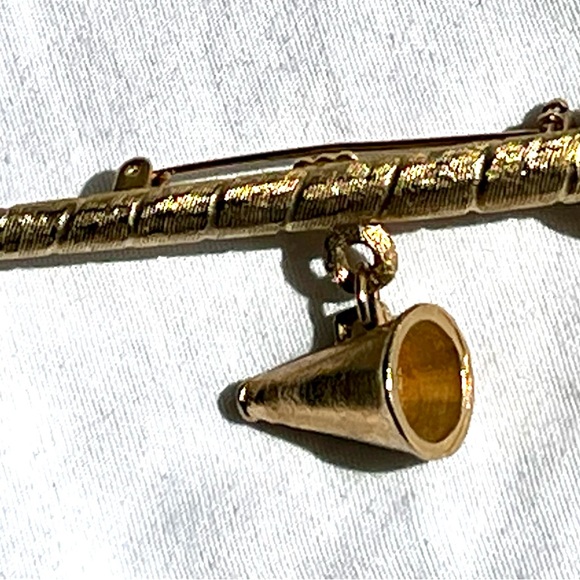 Vintage gold tone baton/megaphone brooch - Picture 4 of 8